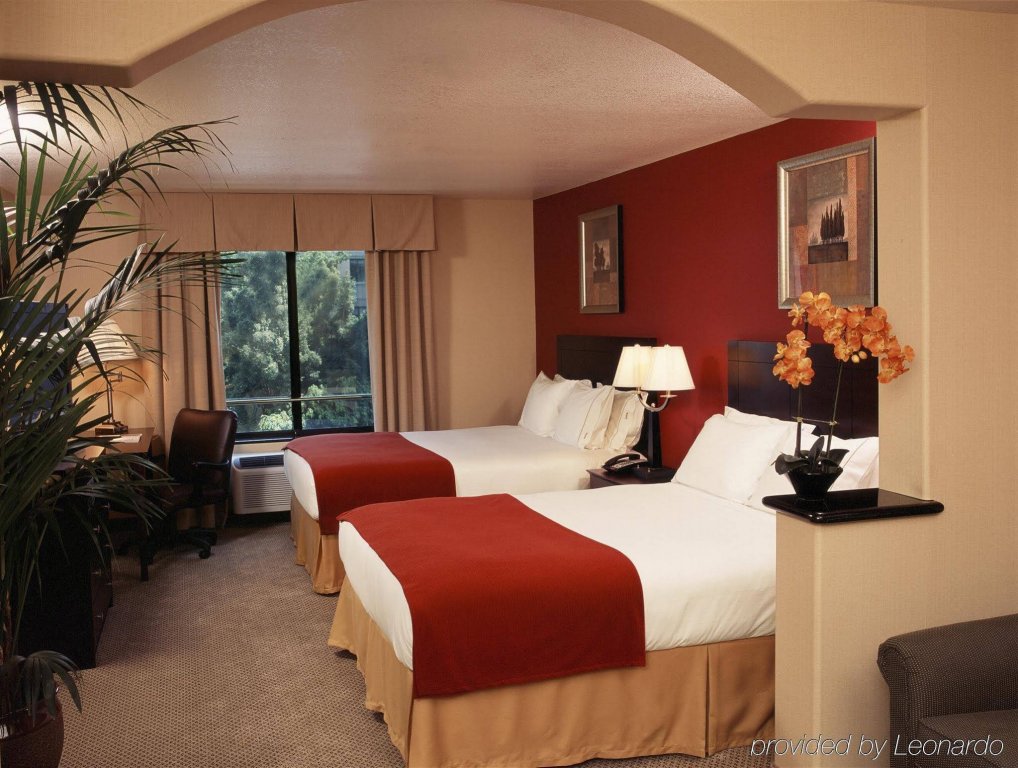 Фото Holiday Inn Express Hotel & Suites Hollywood Walk of Fame, an IHG Hotel