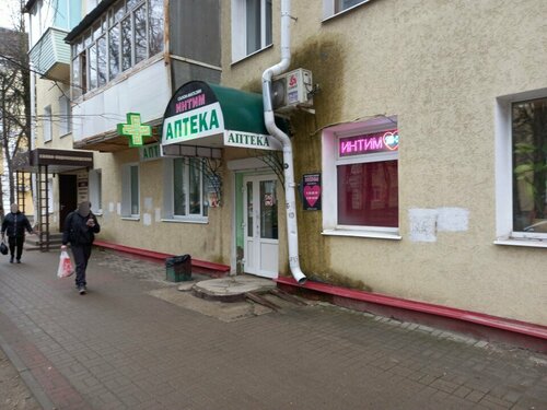 Жолақ шұлық киген жалаңаш қыздар