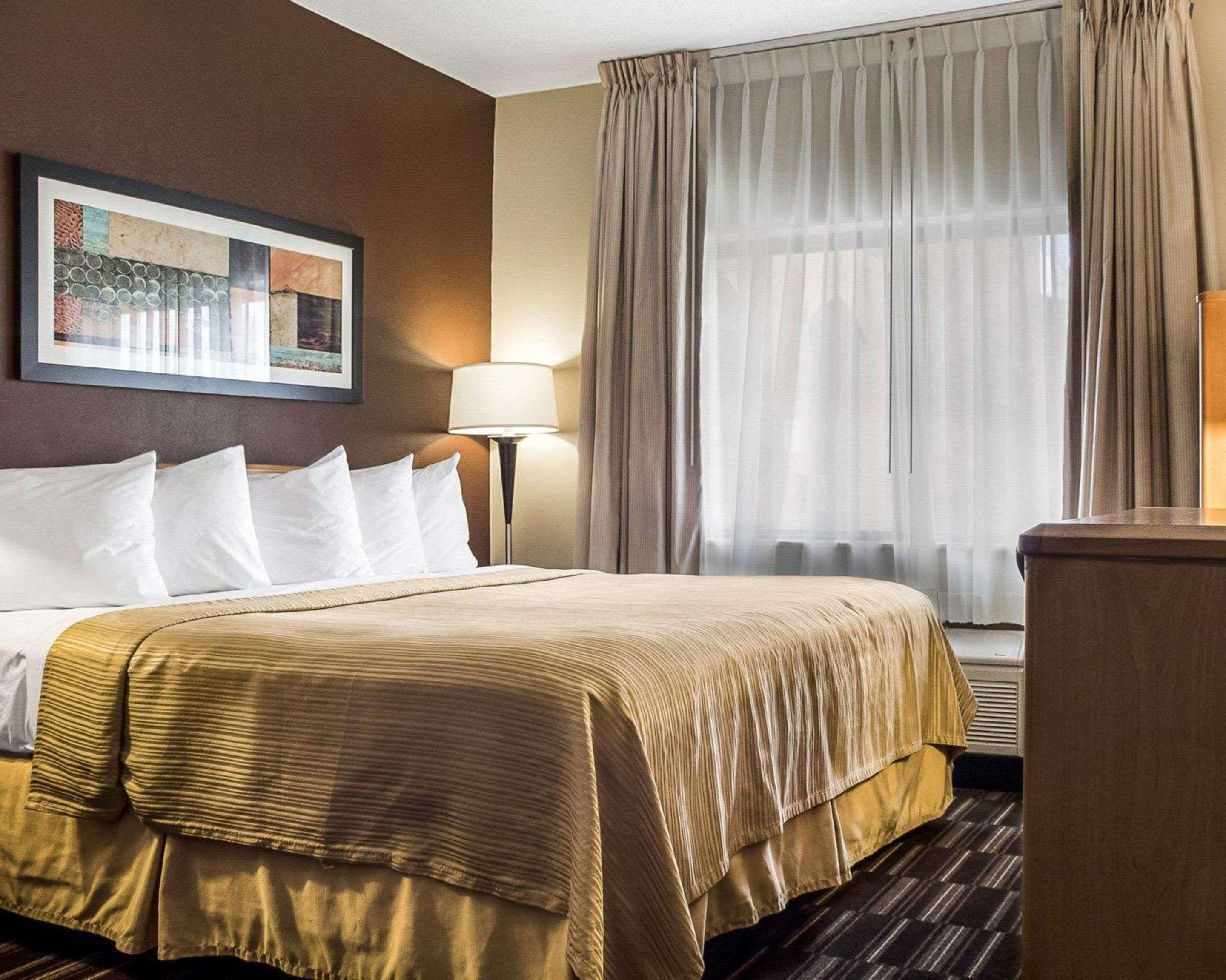 Фото Quality Suites Near West Acres