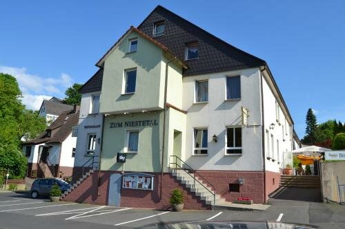 Гостиница Restaurant & Landhotel Zum Niestetal