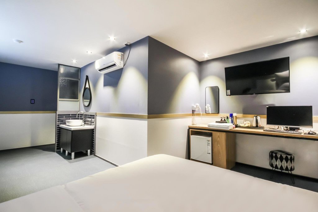 Фото Geoje Hotel Deluxe and Guest House