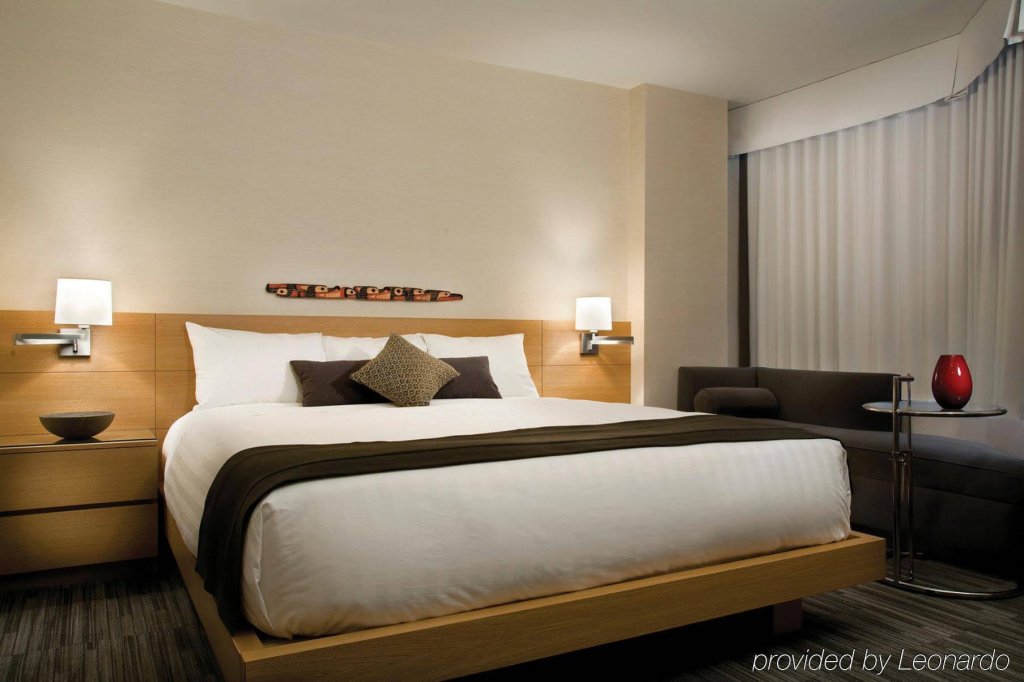 Фото The Listel Hotel