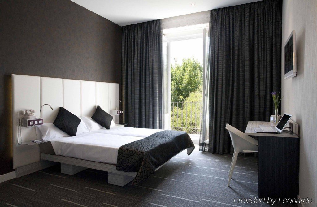 Фото Petit Palace Santa Bárbara