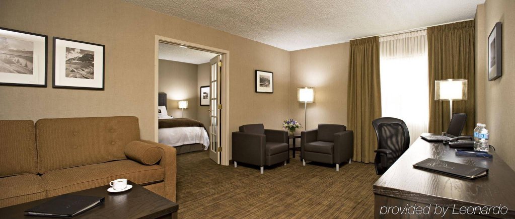 Фото Delta Hotels Calgary Airport In Terminal