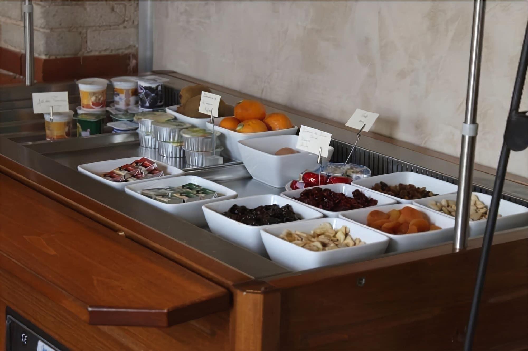 Фото Logis Hôtel Les Pages