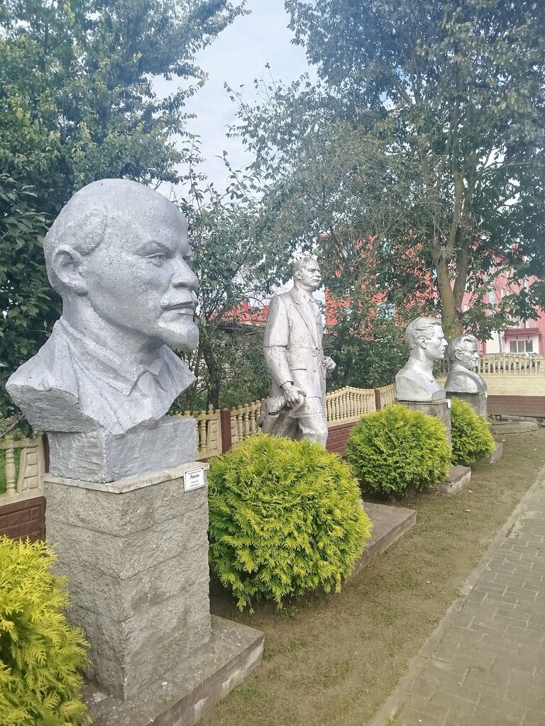 Monument, memorial В.И. Ленин, Ivje, photo