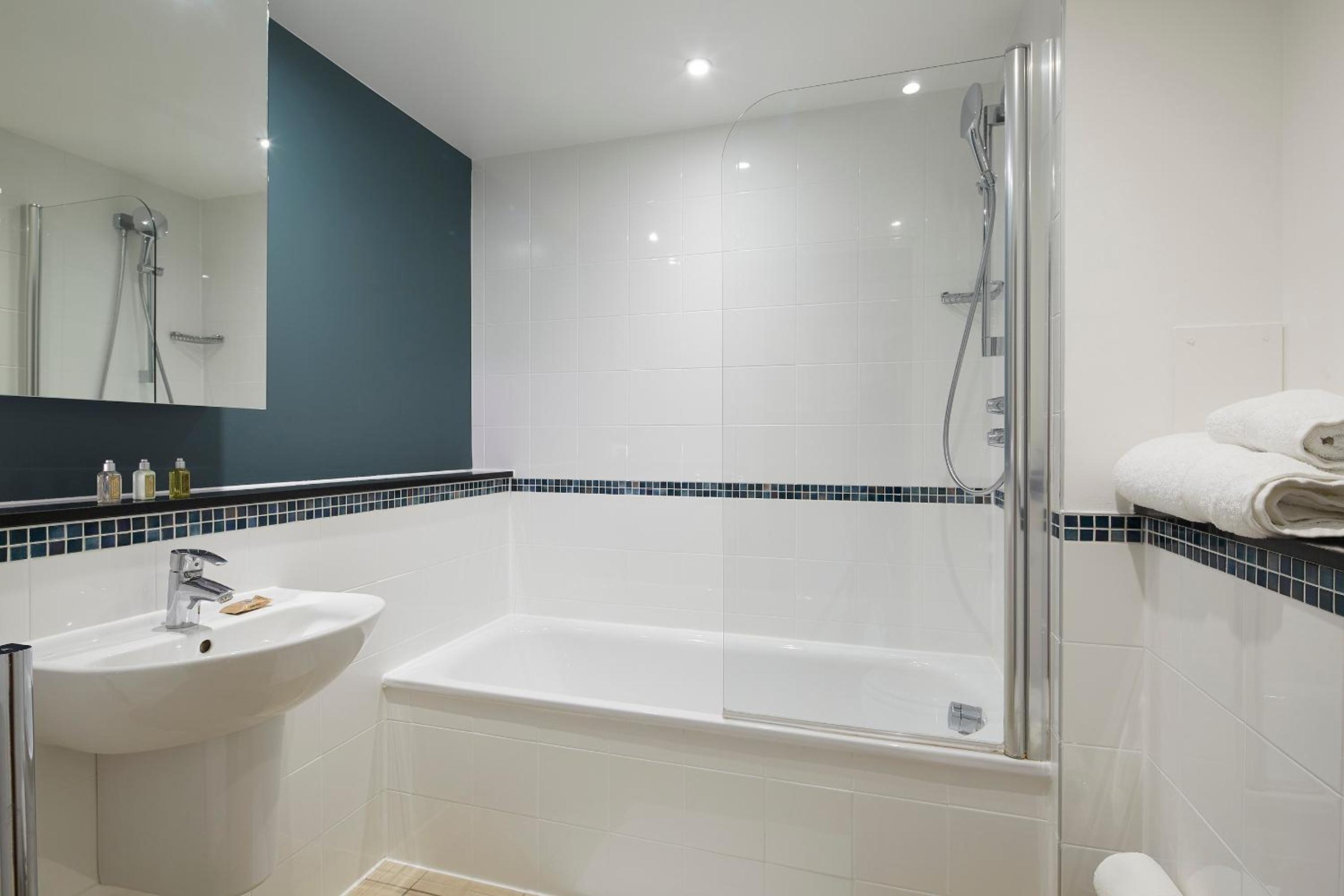 Фото Marlin Aldgate Tower Bridge