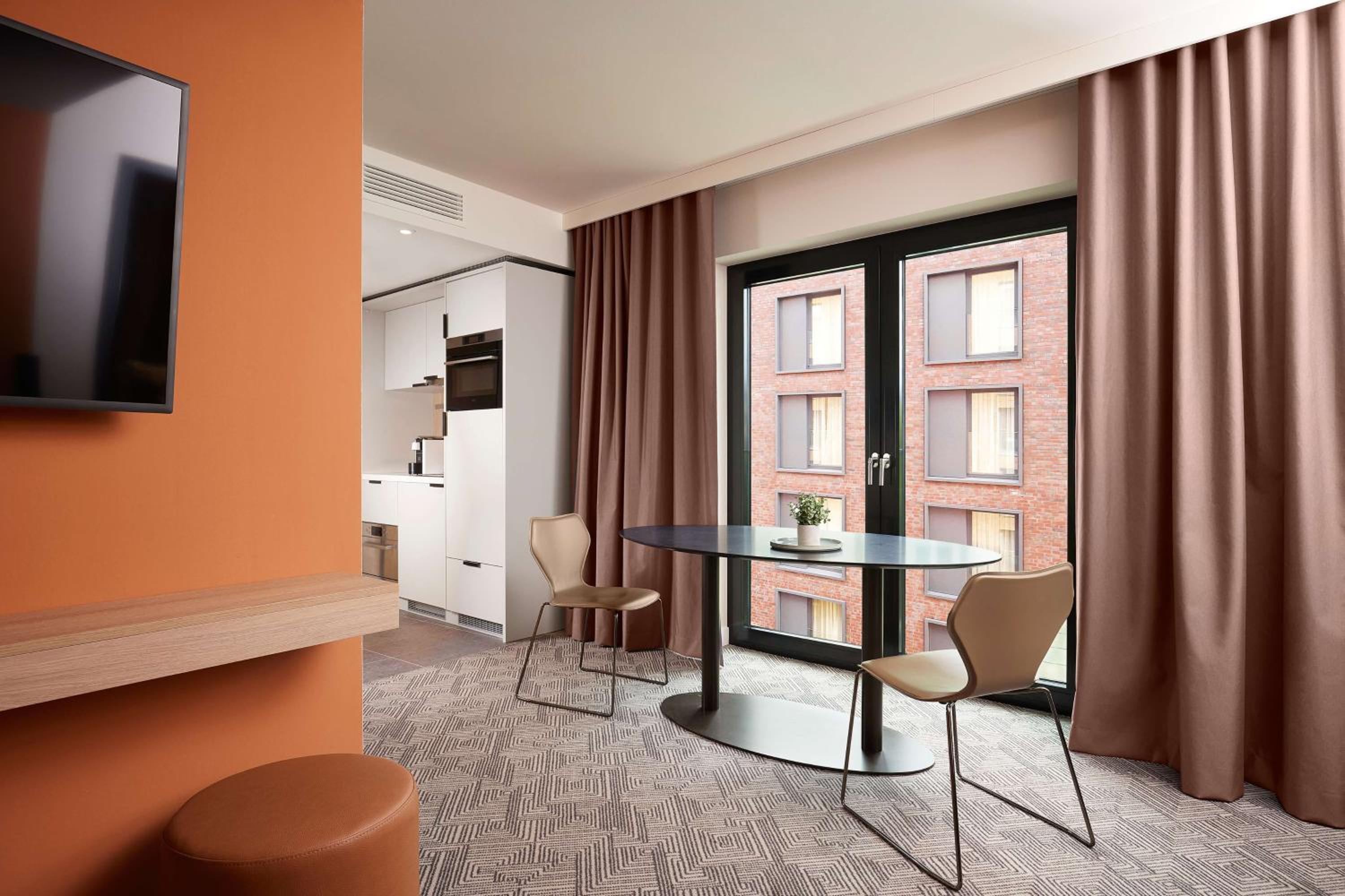 Фото Adina Apartment Hotel Dusseldorf