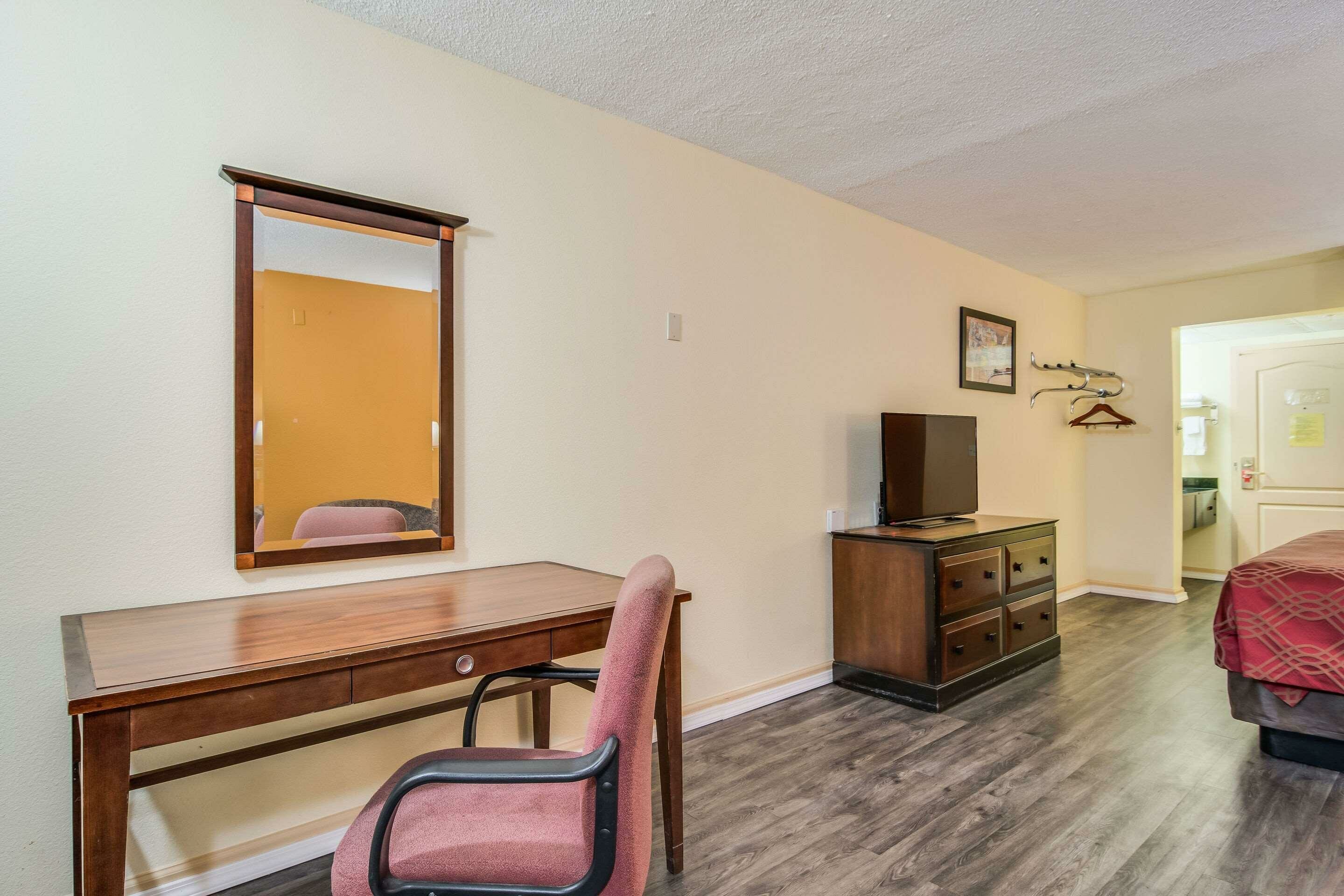 Фото Econo Lodge At Six Flags