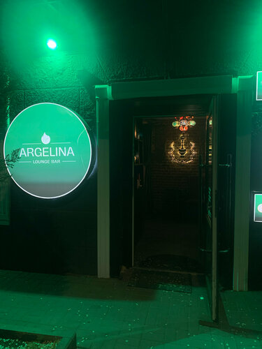 Үлкен вагинасы бар Ангелина