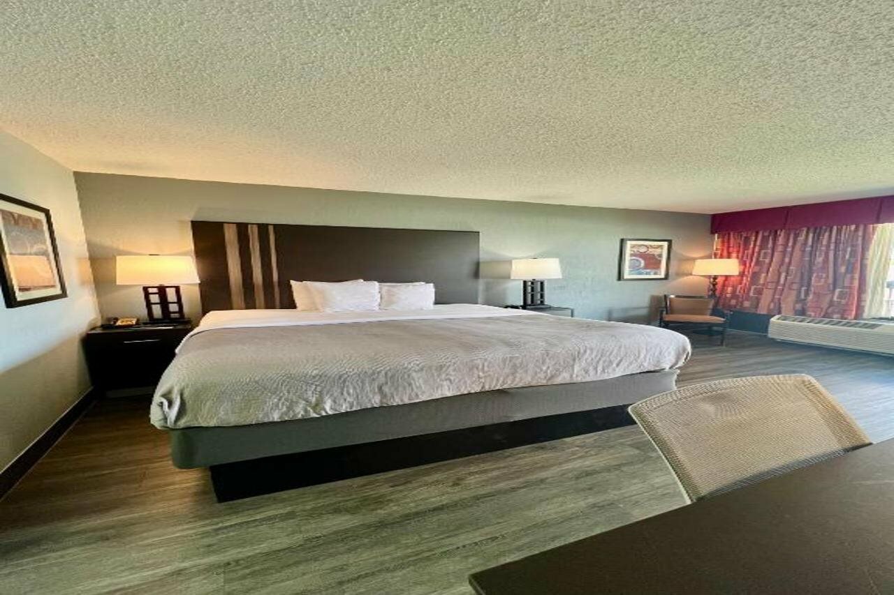 Фото Quality Inn & Suites Gulf Breeze Bayside near Pensacola Beach