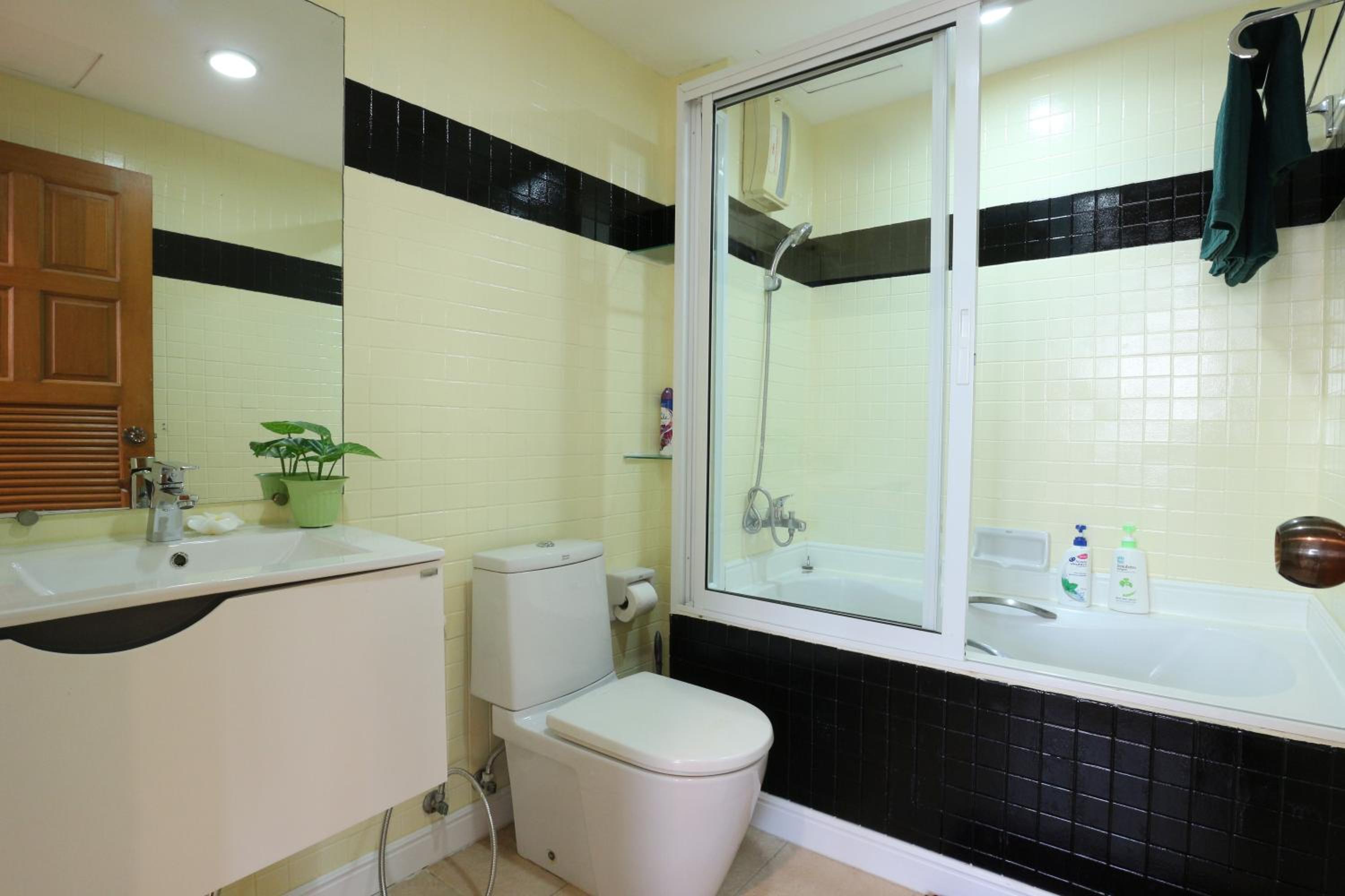 Фото Serena Sathorn Suites