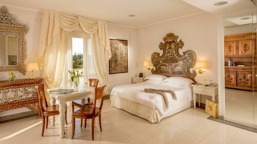 Гостиница Arcom Palace в Помеции