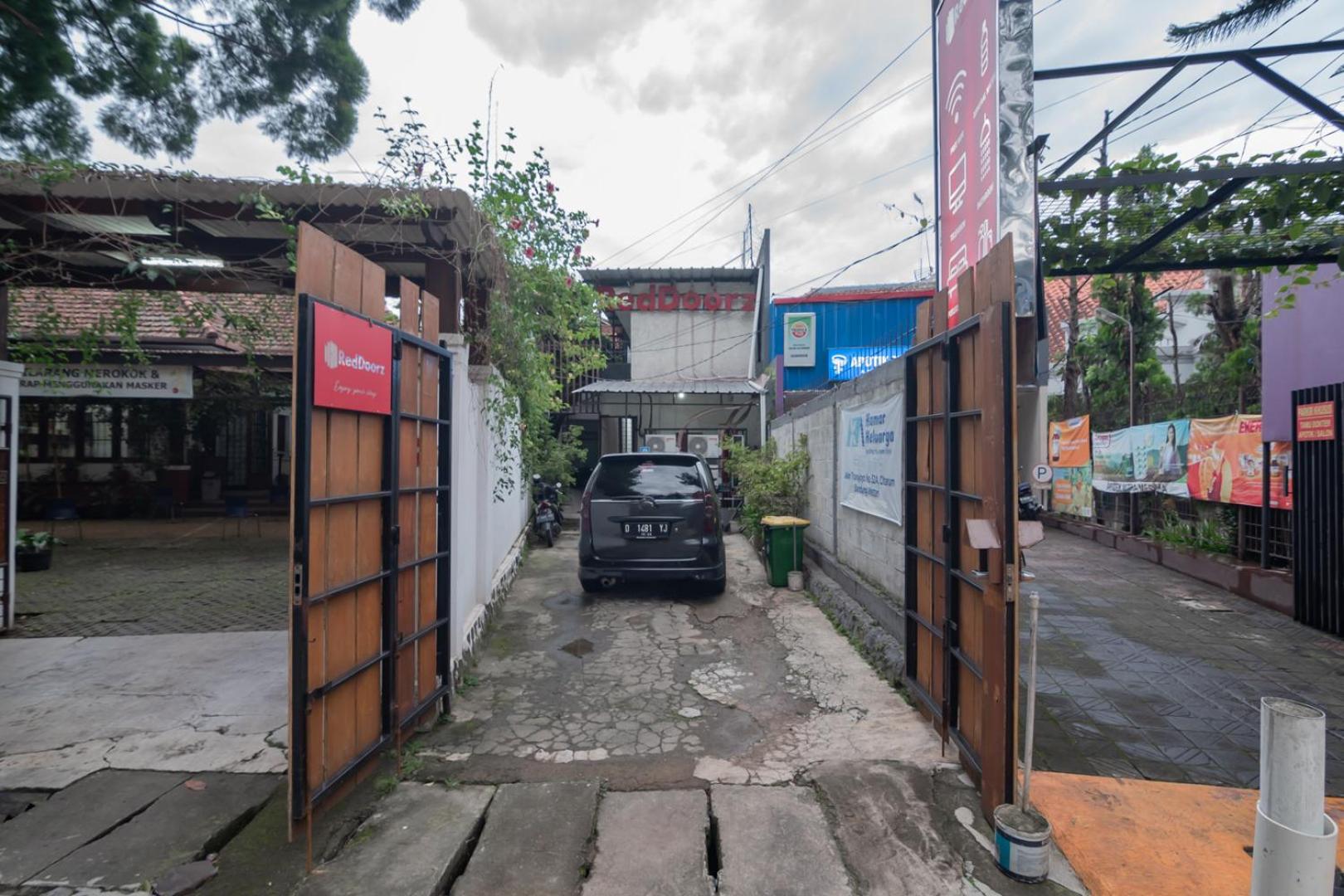 Фото RedDoorz near Riau Junction Mall 2