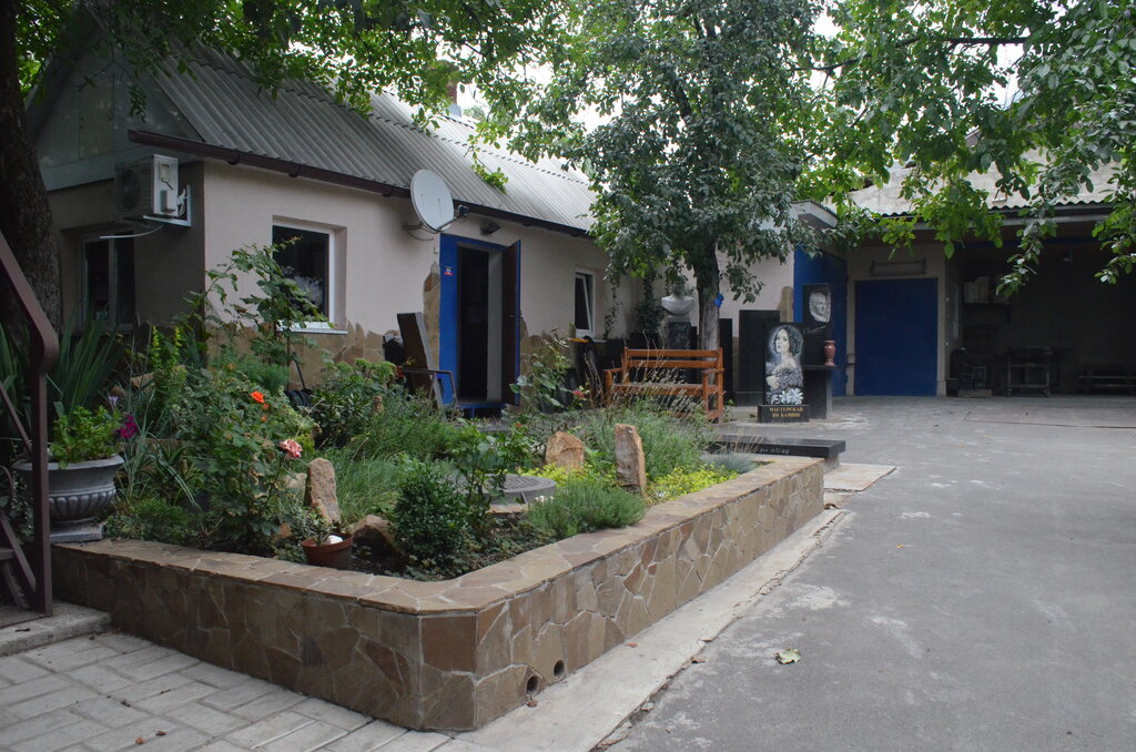 Production of tombstones Art workshop on Sergey Kharlamov's stone, Donetsk, photo