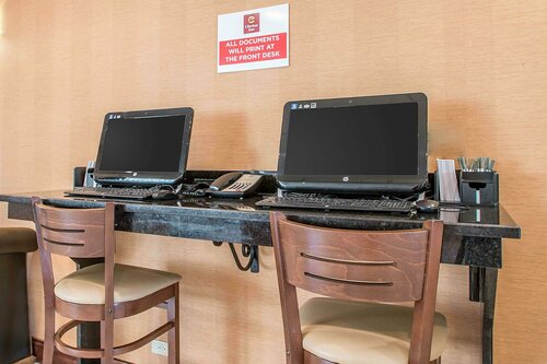 Гостиница Clarion Inn Elmhurst - Oak Brook near I-88, I-290, I-294 в Элмхерсте