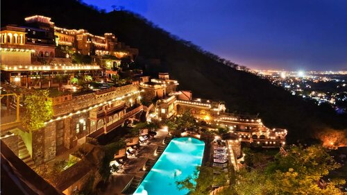 Гостиница Neemrana Fort-Palace