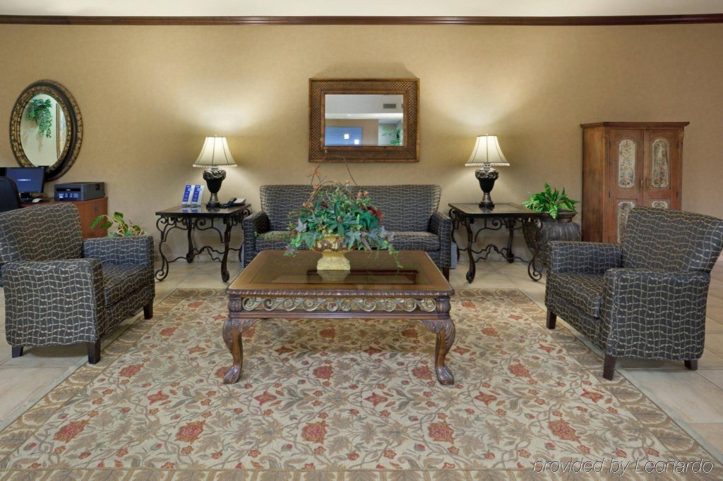 Фото Holiday Inn Express Hotel & Suites Marina - State Beach Area, an Ihg Hotel