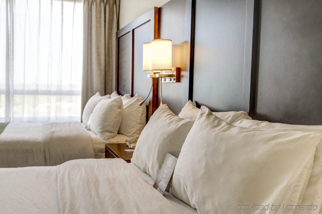 Фото Comfort Suites Airport