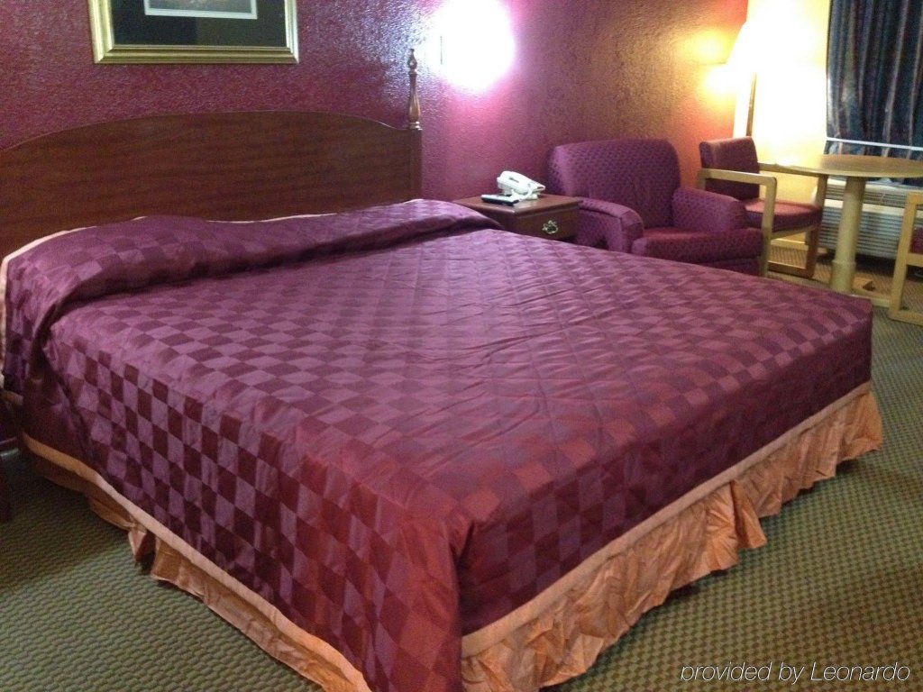 Фото Economy Inn & Suites