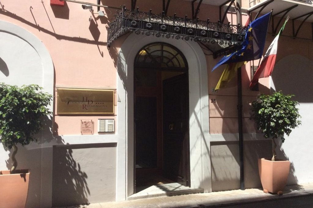 Фото отеля 1