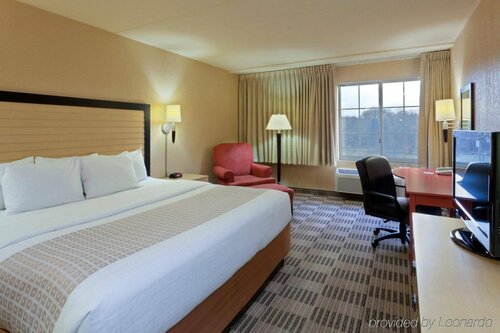 Гостиница La Quinta Inn & Suites by Wyndham White Plains - Elmsford