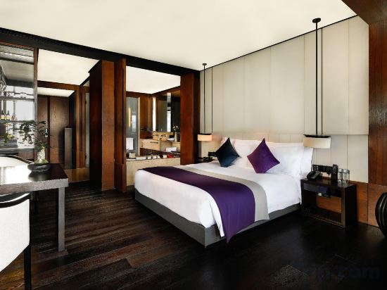 Фото Bay Breeze Hotel