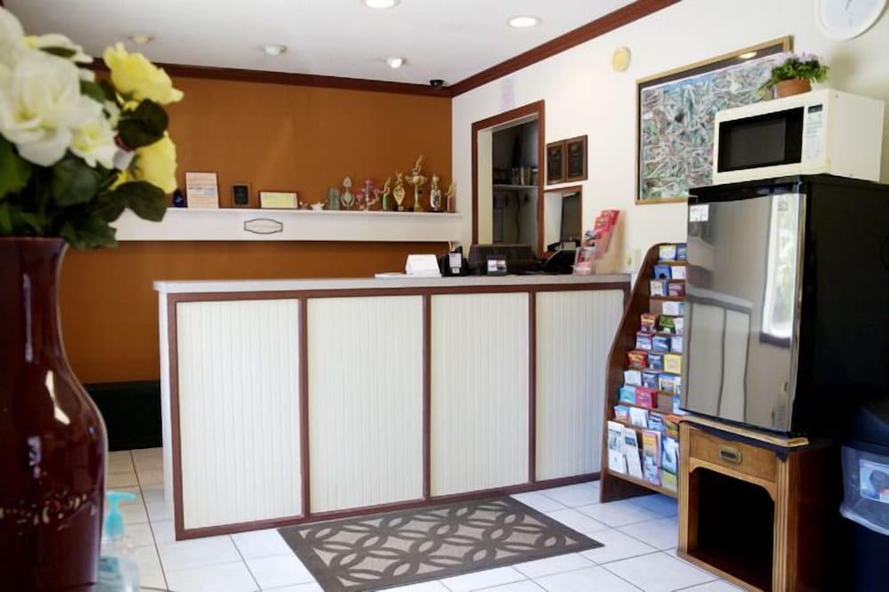 Фото Red Carpet Inn & Suites