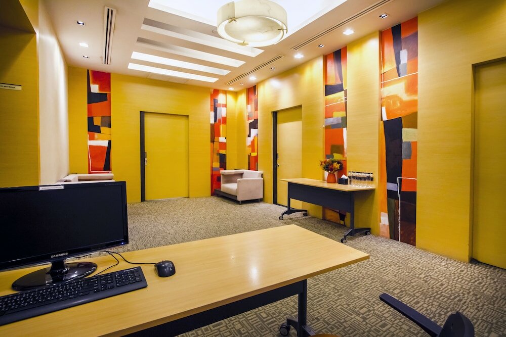 Фото Urbana Langsuan Hotel