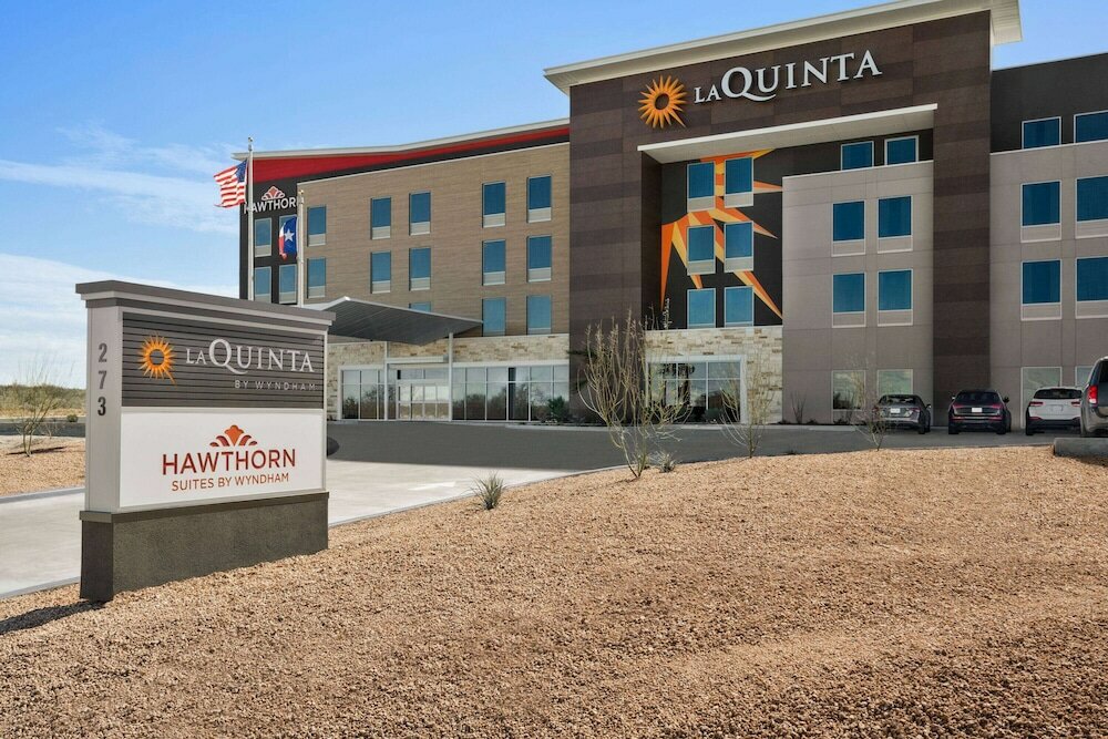 Фото La Quinta Inn & Suites by Wyndham Del Rio
