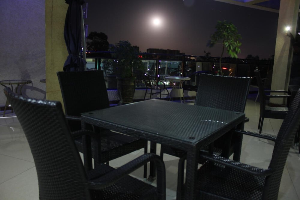 Фото Blue Birds International Hotel