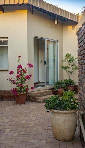 Внешний вид отеля Rest a While Guest House в Претории, фото 5