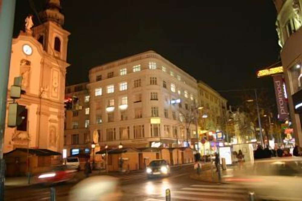 Фото Hotel Corvinus