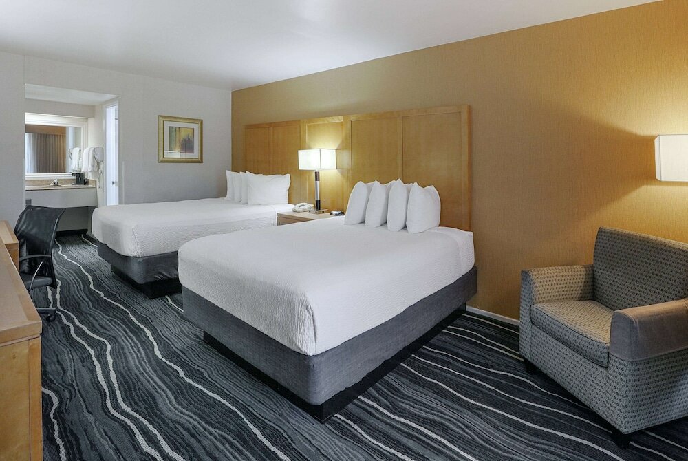 Фото Ramada by Wyndham Costa Mesa/Newport Beach