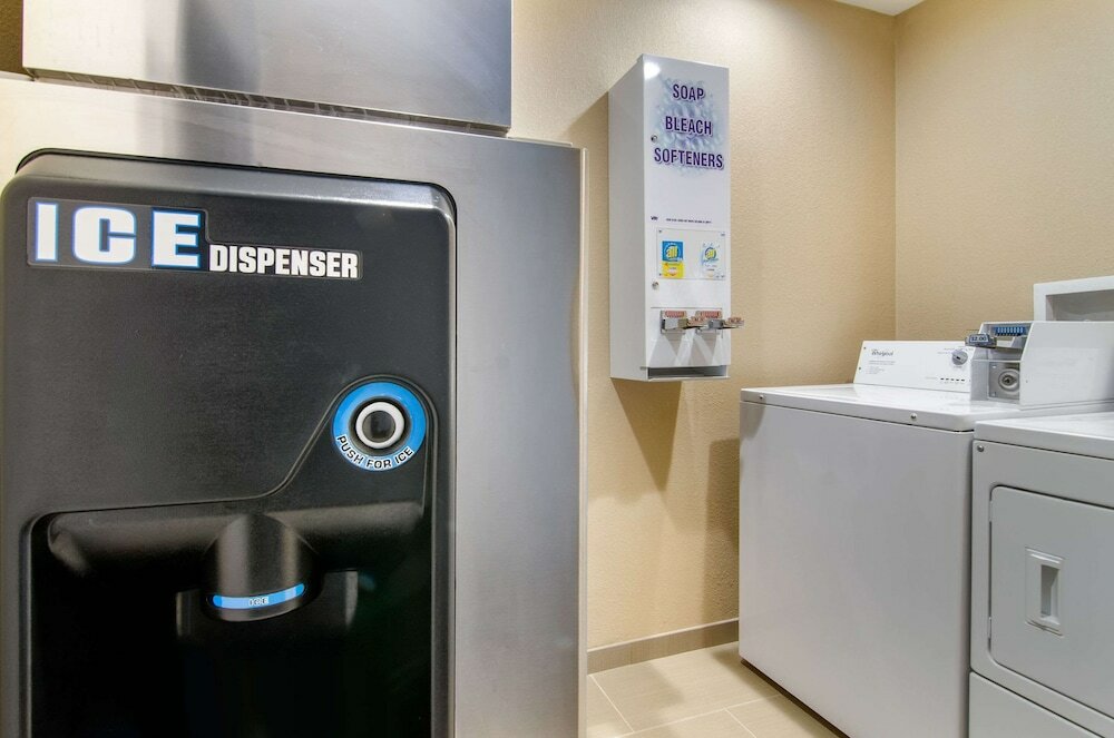 Фото Comfort Inn & Suites Kansas City - Northeast