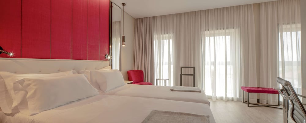 Фото Nh Hotel Porto Jardim