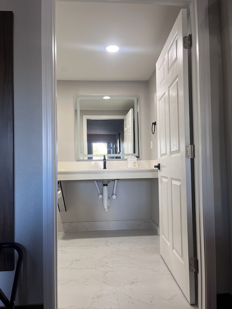 Фото Travelodge by Wyndham Suites St Augustine