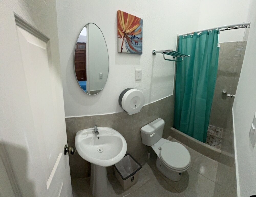 Фото Feathers Hotel and Lounge - Hostel