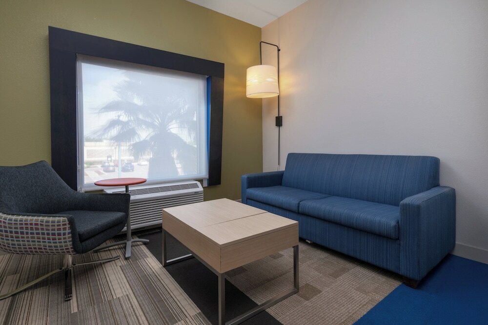 Фото Holiday Inn Express & Suites Lakeland South, an Ihg Hotel