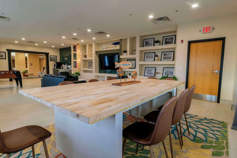 Фото Gateway Hotel & Suites, Ascend Hotel Collection