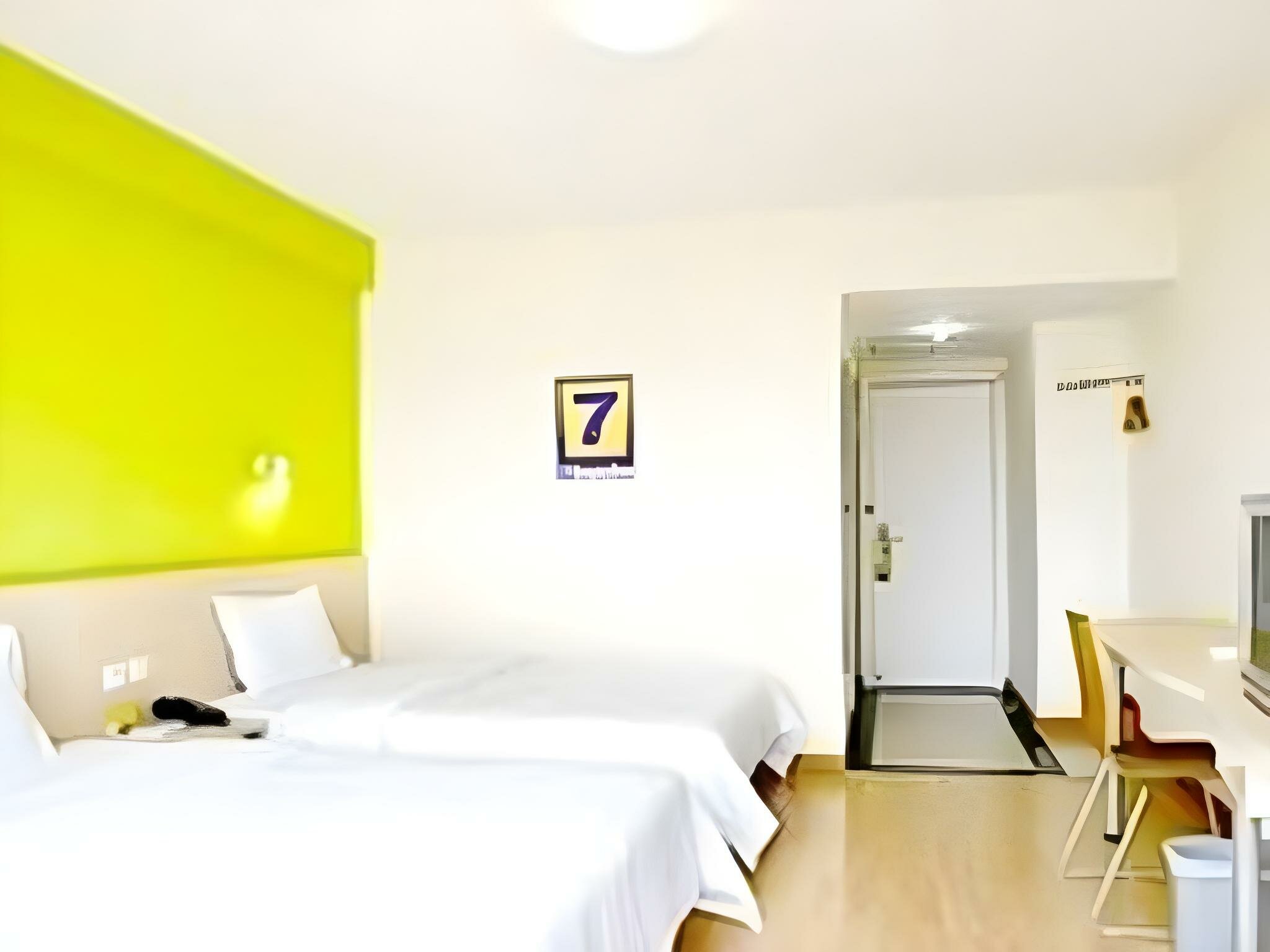 Фото 7 Days Inn Foshan Temple Baihua Squrare Branch