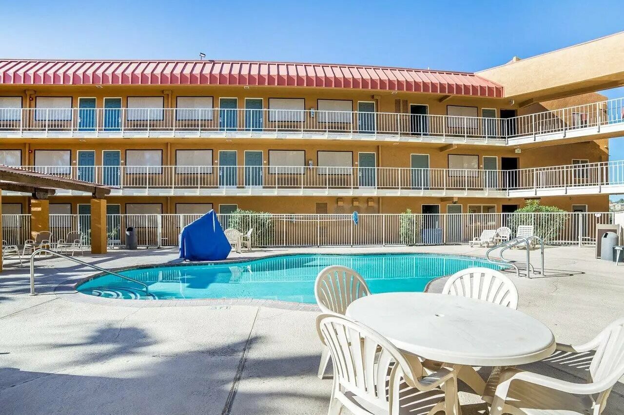 Фото Rodeway Inn & Suites