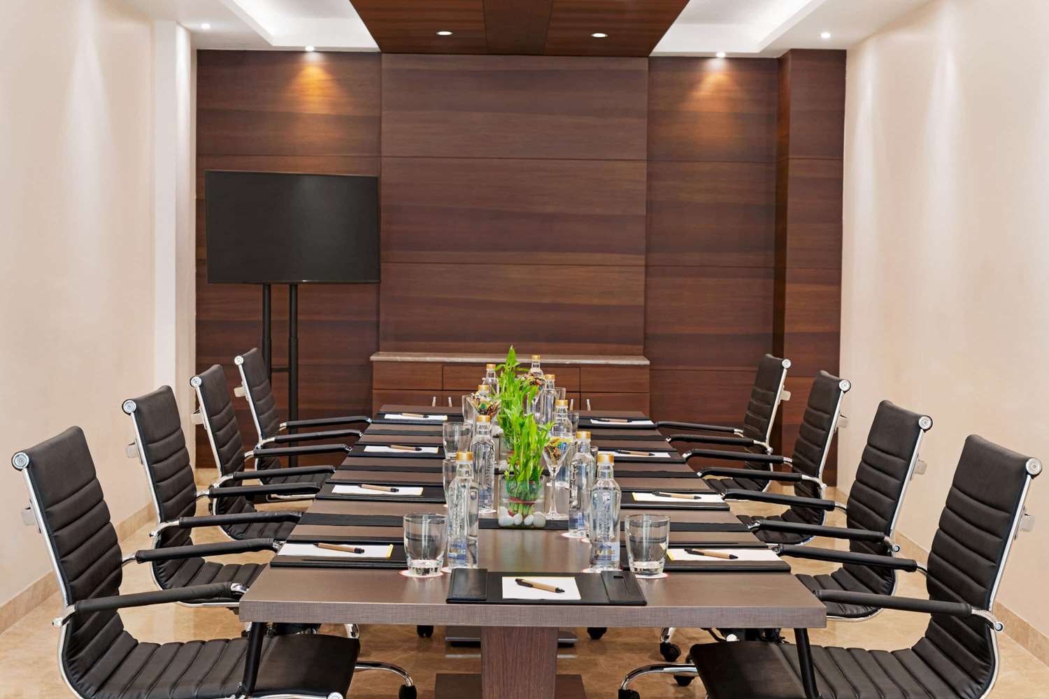 Фото Ramada by Wyndham Aligarh Gt Road