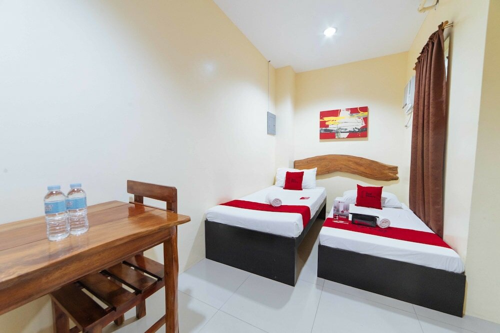 Фото RedDoorz near New Government Center