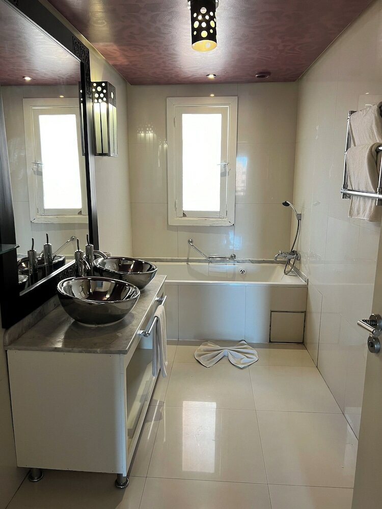 Фото La Renaissance Hotel