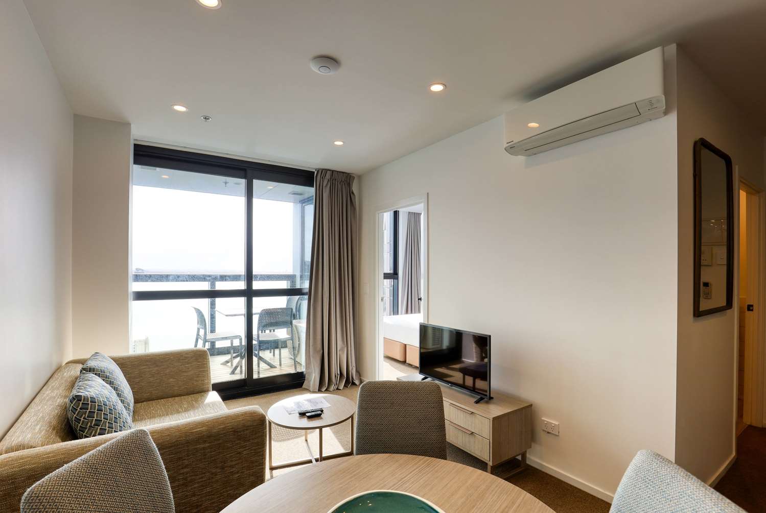 Фото Ramada Suites by Wyndham Victoria Street West