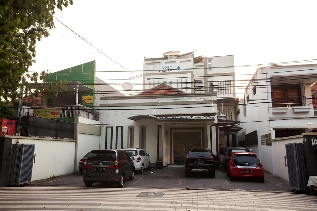 Фото RedDoorz near Taman Bungkul