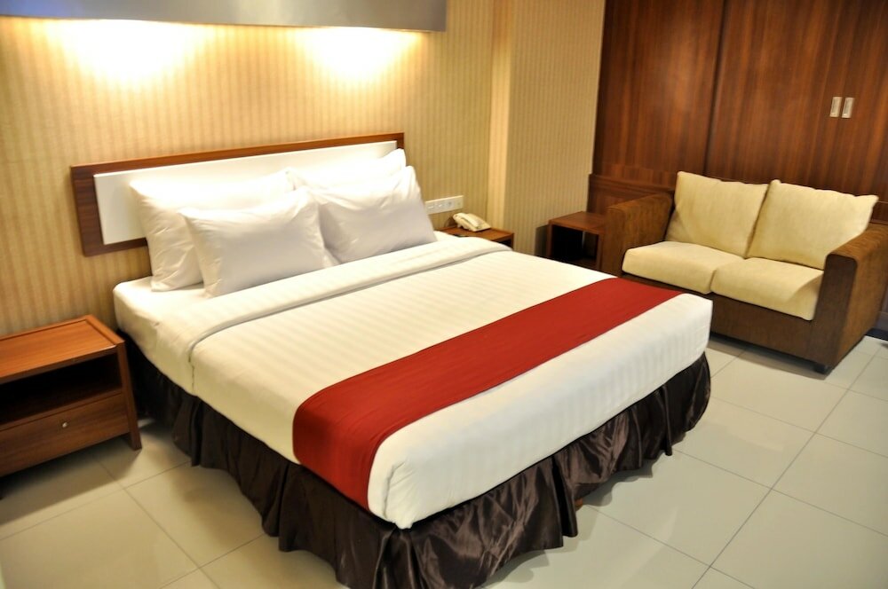 Фото Garuda Plaza Hotel