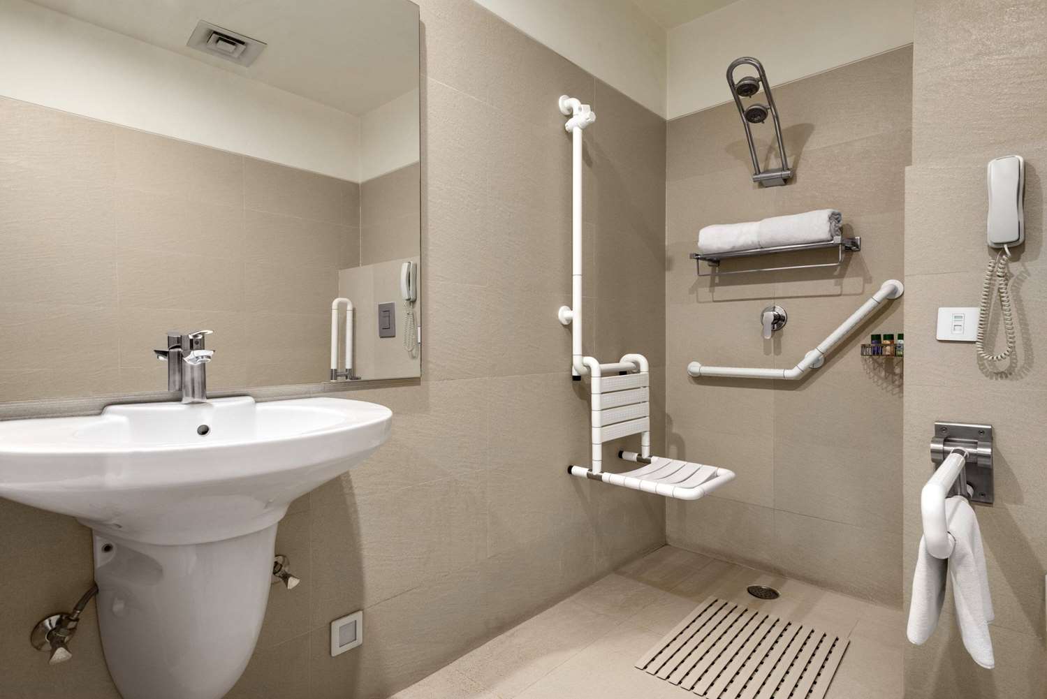 Фото Ramada by Wyndham Jalandhar City Centre