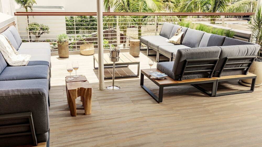 Фото June West La